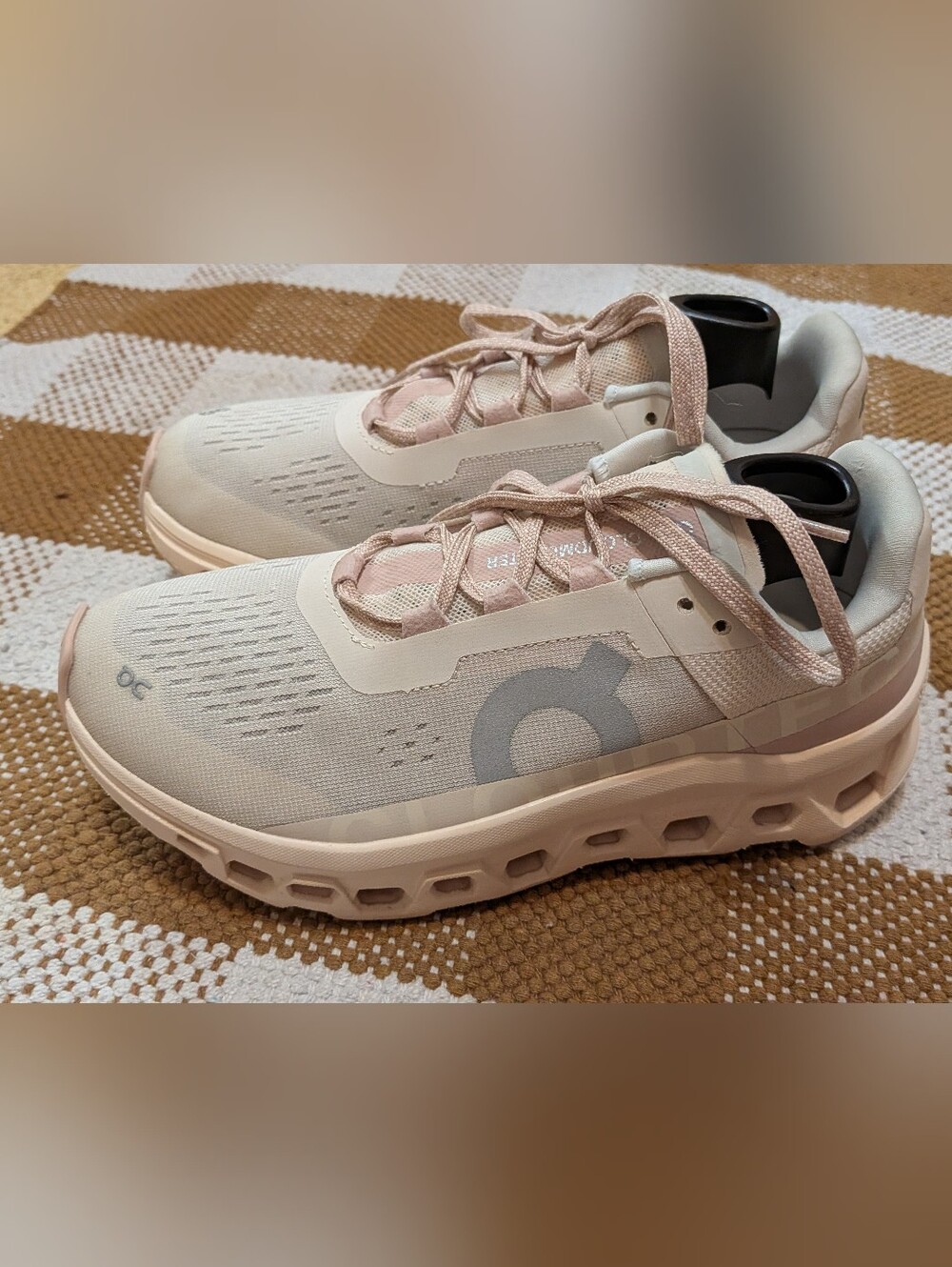 On Women’s Cloudmonster Size 8